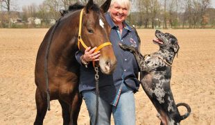 Perdita Lübbe mit Pferd und Hund